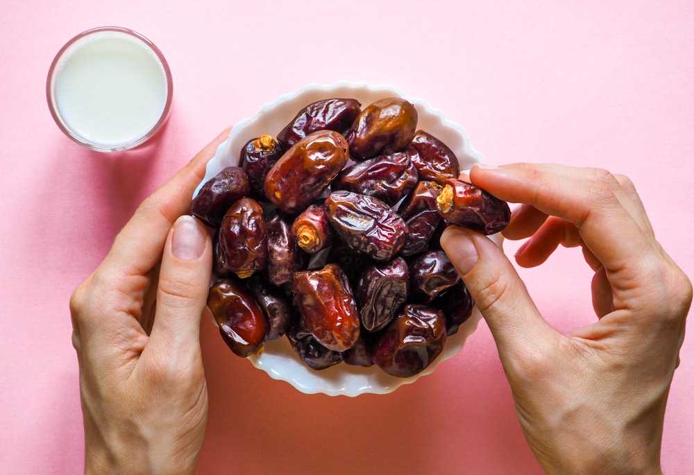 How many dates can you eat on low FODMAP diet? Bowl of dates